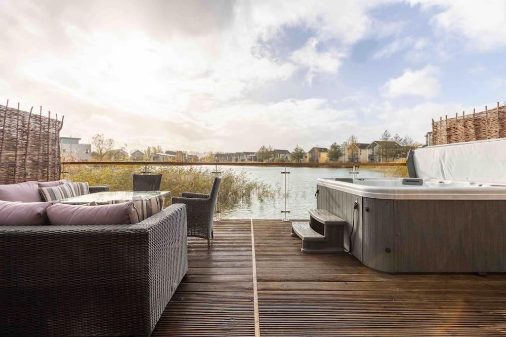 Otters Holt Villa Somerford Keynes Ngoại thất bức ảnh