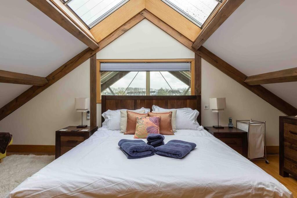 Otters Holt Villa Somerford Keynes Ngoại thất bức ảnh