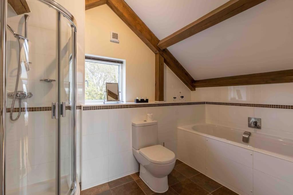 Otters Holt Villa Somerford Keynes Ngoại thất bức ảnh