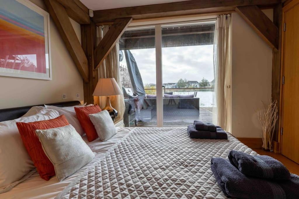 Otters Holt Villa Somerford Keynes Ngoại thất bức ảnh