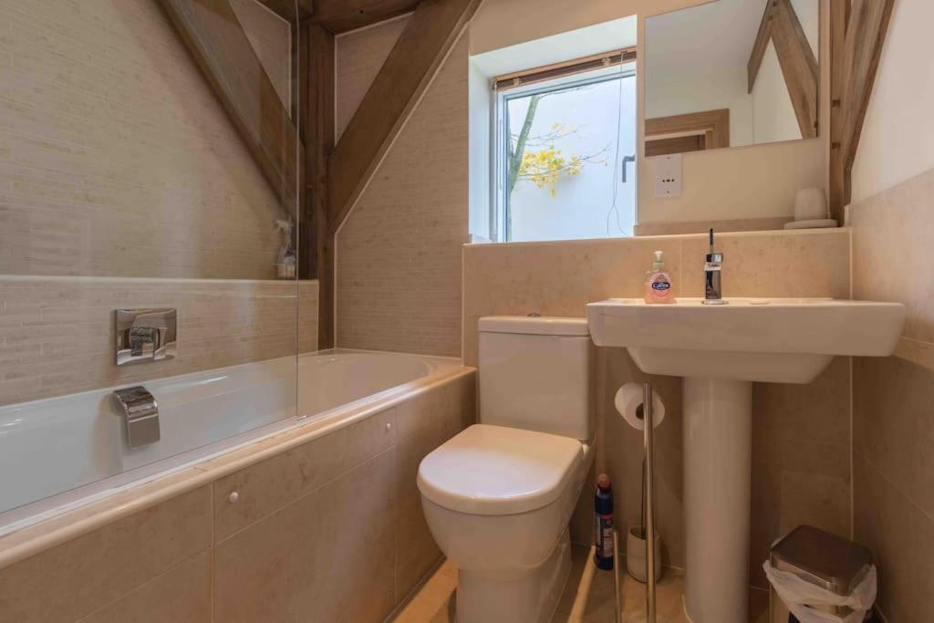 Otters Holt Villa Somerford Keynes Ngoại thất bức ảnh