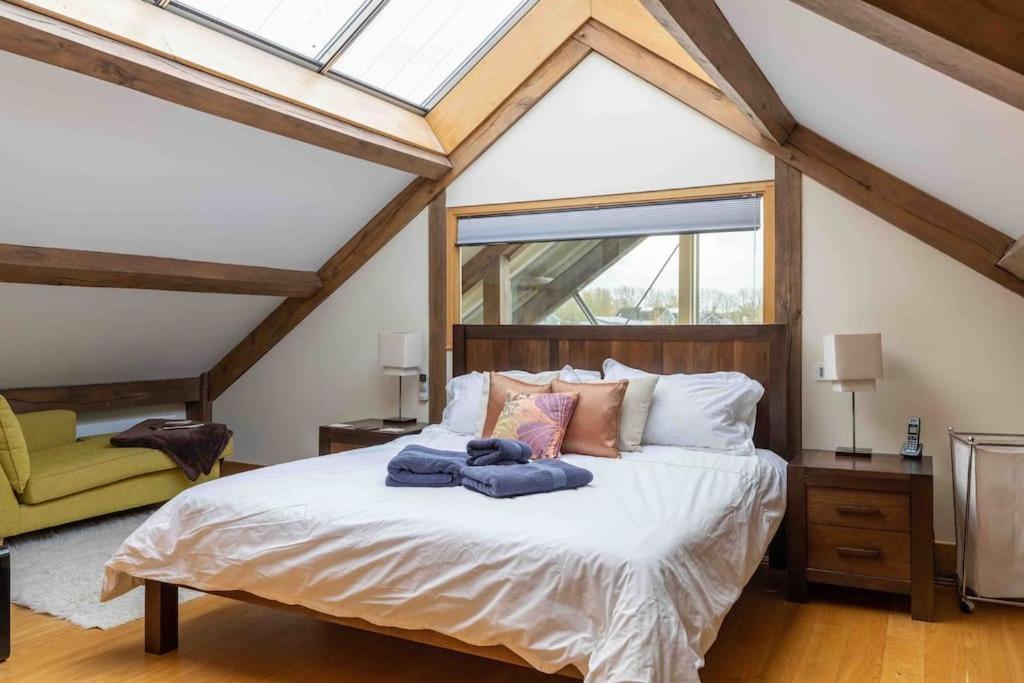 Otters Holt Villa Somerford Keynes Ngoại thất bức ảnh
