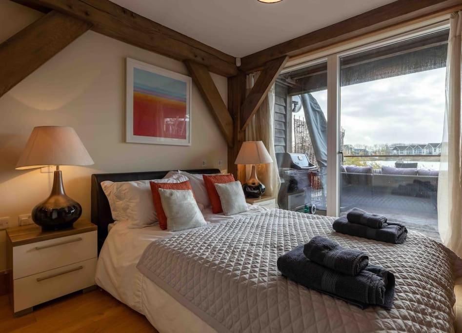Otters Holt Villa Somerford Keynes Ngoại thất bức ảnh